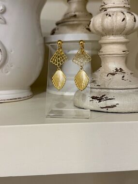 Vintage Sarah Coventry Scallop Gold Tone Clip-On Earrings